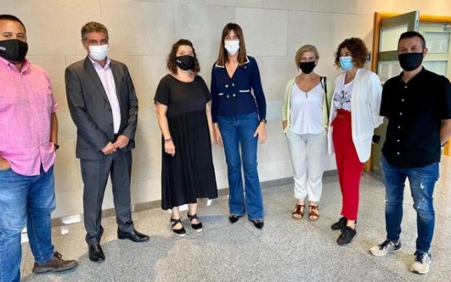 Idoia Mendia, con los representantes de CCOO con los que se ha reunido. Idoia Mendia, con los representantes de CCOO con los que se ha reunido.