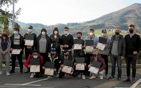 Idoia Mendia, Mikel Serrano y los responsables del curso, con los jóvenes. Idoia Mendia, Mikel Serrano y los responsables del curso, con los jóvenes.