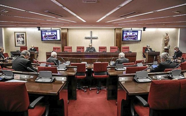 El presidente de la Conferencia Episcopal, Juan José Omella, en una reunión con los obispos.