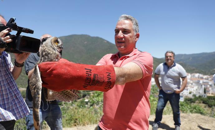 El consejero andaluz y dirigente estatal del PP, Elías Bendodo, ayer lunes en una suelta de aves.