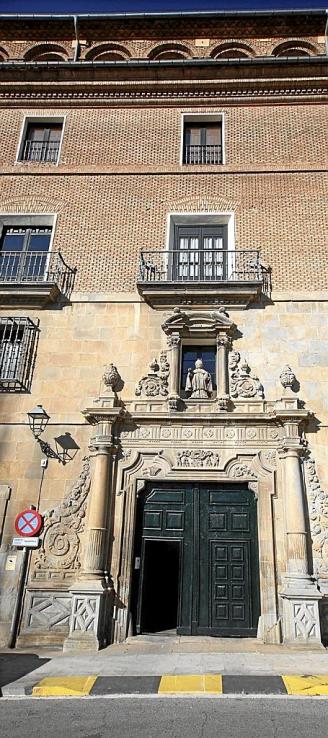 La puerta del Palacio Episcopal de Iruña.