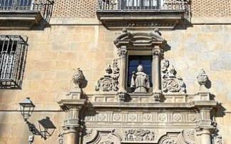 La puerta del Palacio Episcopal de Iruña.