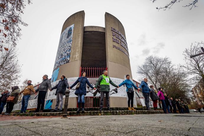 Cadena humana en torno a la iglesia de San Francisco organizada por Memoria Gara.