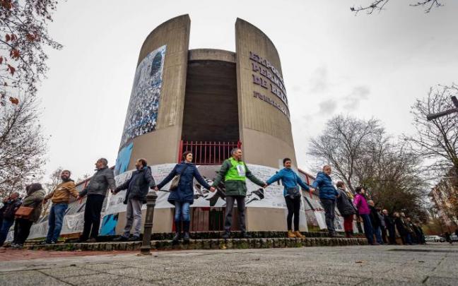 Cadena humana en torno a la iglesia de San Francisco organizada por Memoria Gara.