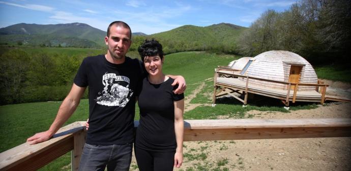 La pareja Iñaki Celaya y Marina Otazu posa en una de las terrazas de uno de los iglús de 'Irati Barnean', dos semanas antes de su apertura.