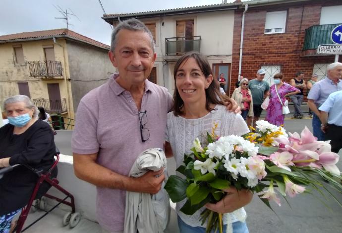 Ignacio Berciano, junto a la enfermera Maite Flores, en el homenaje que le tributaron los vecinos.