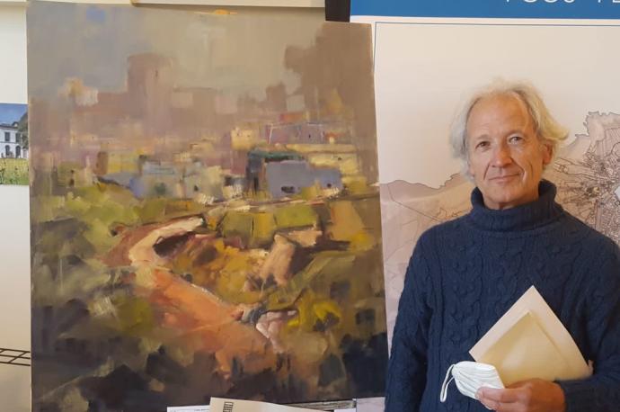 El pintor lesakarra Javier Igoa, con la obra que resultó premiada en el concurso de pintura al aire libre de Zumaia.