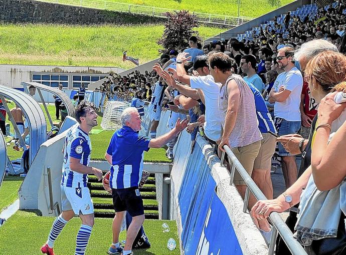 Beasain se ha volcado con su equipo en su camino hacia el ascenso y fueron muchos los aficionados que se acercaron a Zubieta este domingo.