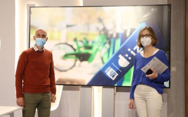 El director de Dbus, Igor González, y la concejala de Movilidad, Pilar Arana, en la presentación del balance del primer año del nuevo Dbizi.