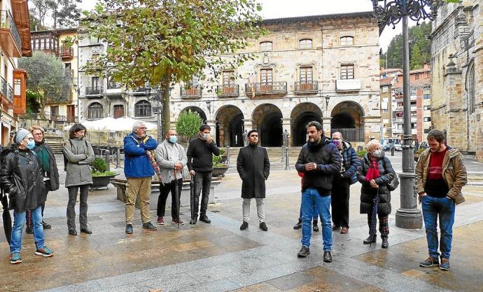 El punto de encuentro para una visita guiada de cuarenta personas se estableció en la plaza de San Severino. Fotos: E. Castresana