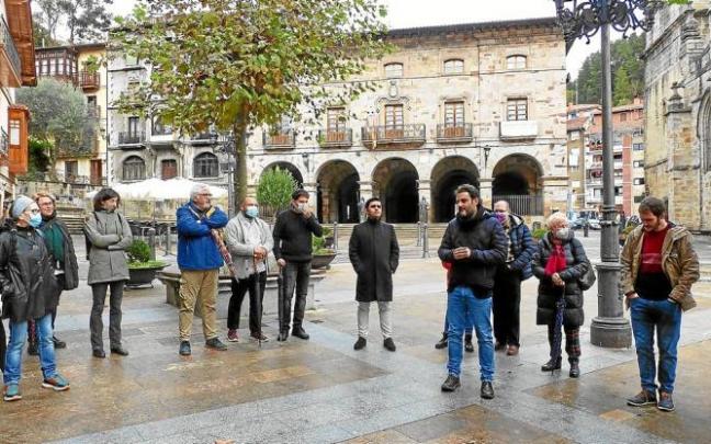 El punto de encuentro para una visita guiada de cuarenta personas se estableció en la plaza de San Severino. Fotos: E. Castresana El punto de encuentro para una visita guiada de cuarenta personas se estableció en la plaza de San Severino. Fotos: E. Castresana