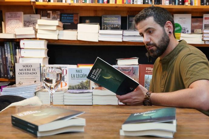 Igor G. Vico, en la presentación de 'La niña de sienes plateadas' en la Librería Cámara, en Bilbao.
