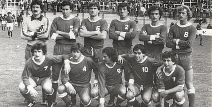 25 de octubre de 1981. Estadio Buenavista (Carlos Tartiere). Real Oviedo 1-0. Deportivo Alavés. De pie (izda. a dcha.): Cendoya, Sánchez Martín, Larrañaga, Galarraga, Urdazi y Astarbe. Agachados (izda. a dcha.): Raúl Urbina, 'Gregori', Amutxastegi, Gómez