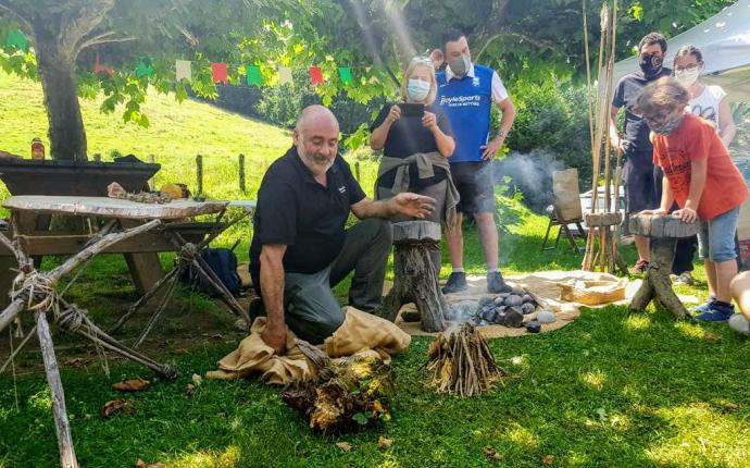 El arqueólogo Iñaki Libano mostró cómo se hacía fuego en la preshistoria.