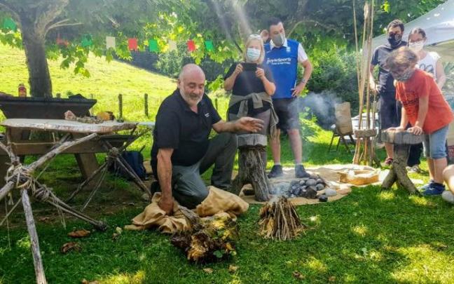 El arqueólogo Iñaki Libano mostró cómo se hacía fuego en la preshistoria. El arqueólogo Iñaki Libano mostró cómo se hacía fuego en la preshistoria.