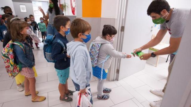 Varios niños acceden a su aula en una ikastola.