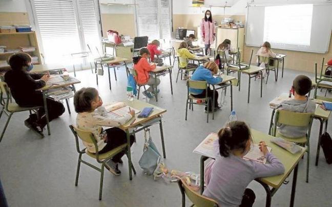 Una profesora da clase a sus alumnos.