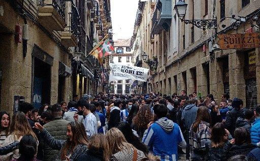 Hosteleros de la calle Juan de Bilbao muestran su "hartazgo" con la actitud de los jóvenes