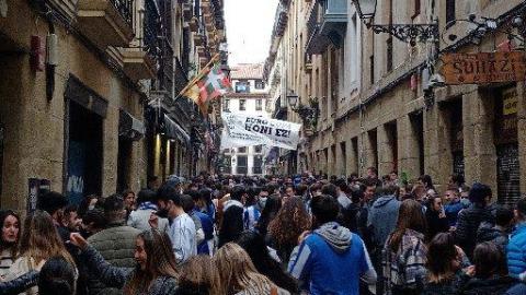 Hosteleros de la calle Juan de Bilbao muestran su "hartazgo" con la actitud de los jóvenes Hosteleros de la calle Juan de Bilbao muestran su "hartazgo" con la actitud de los jóvenes