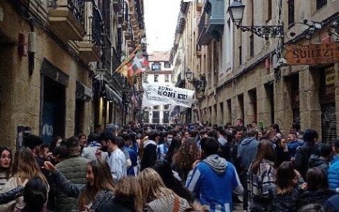 Hosteleros de la calle Juan de Bilbao muestran su "hartazgo" con la actitud de los jóvenes Hosteleros de la calle Juan de Bilbao muestran su "hartazgo" con la actitud de los jóvenes