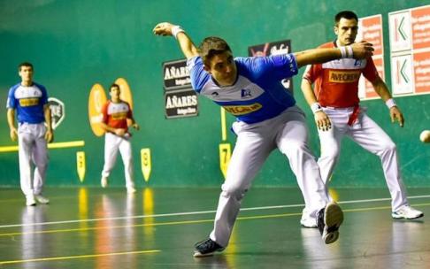 Iker Irribarria se dispone a golpear con la derecha en el frontón de Azkoitia.