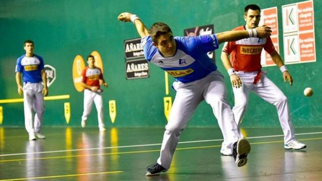 Iker Irribarria se dispone a golpear con la derecha en el frontón de Azkoitia. Iker Irribarria se dispone a golpear con la derecha en el frontón de Azkoitia.