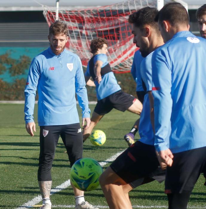 Iker Muniain, durante el entrenamiento de ayer jueves en Lezama.