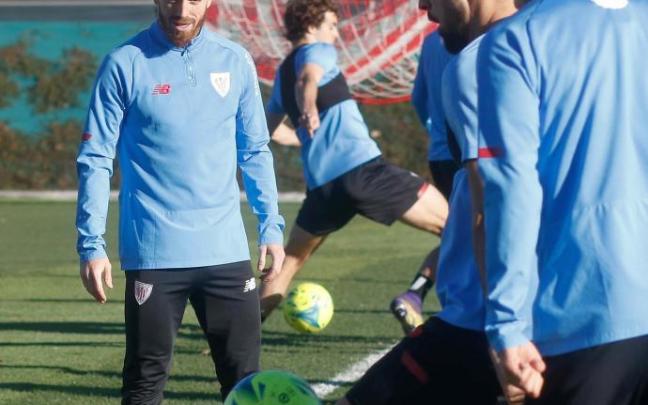 Iker Muniain, durante el entrenamiento de ayer jueves en Lezama.