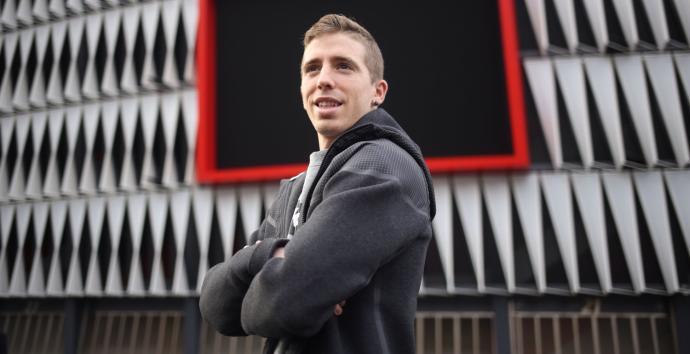 Iker Muniain posa delante de San Mamés.