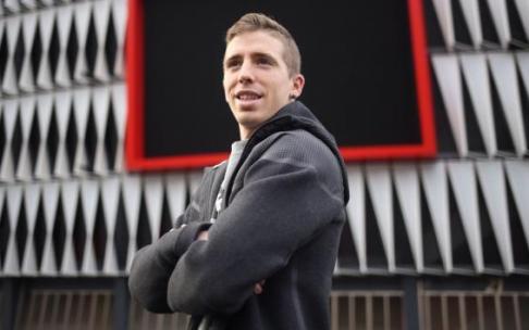 Iker Muniain posa delante de San Mamés.