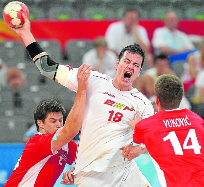 Iker Romero ante los croatas en el partido por el bronce en los Juegos de Pekín.