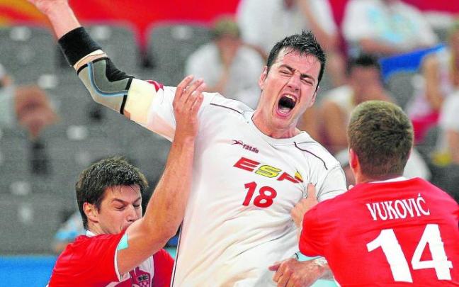 Iker Romero ante los croatas en el partido por el bronce en los Juegos de Pekín.