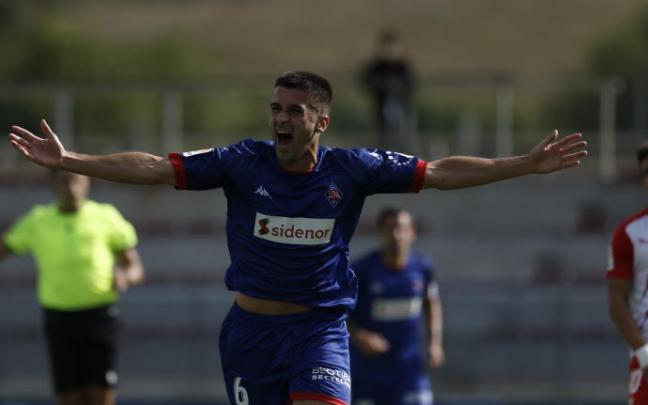 Iker Bilbao celebra el primer gol del Amorebieta en Segunda División. Iker Bilbao celebra el primer gol del Amorebieta en Segunda División.