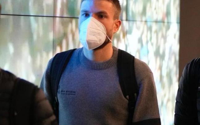 Illarramendi, una de las novedades, a su entrada al estadio de Anoeta.