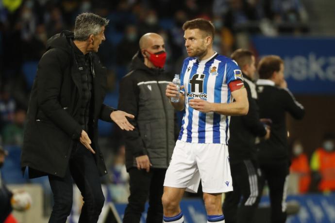 Illarra escucha las indicaciones de Imanol Alguacil en un lance del partido ante Osasuna