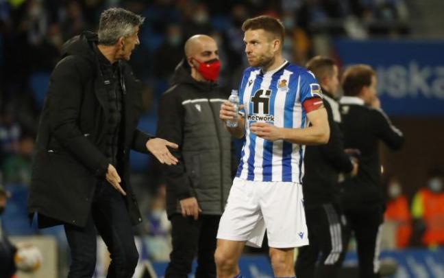 Illarra escucha las indicaciones de Imanol Alguacil en un lance del partido ante Osasuna