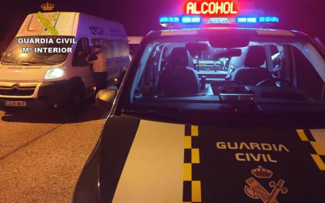 Arrastra varios metros a un guardia civil al huir de un control de alcoholemia en Toledo tras dar positivo Arrastra varios metros a un guardia civil al huir de un control de alcoholemia en Toledo tras dar positivo