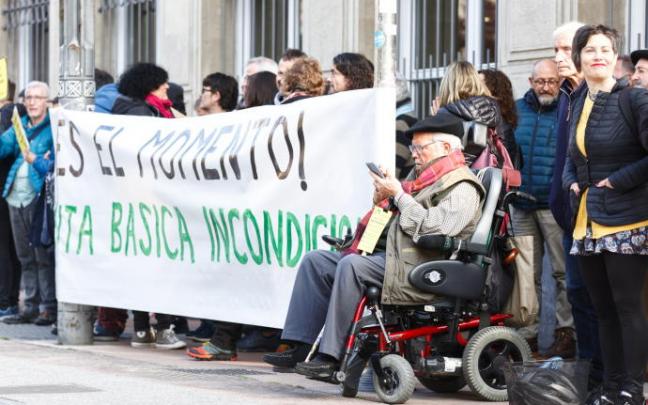 Los impulsores de la Iniciativa legislativa Popular se han concentrado frente al Parlamento Vasco. Los impulsores de la Iniciativa legislativa Popular se han concentrado frente al Parlamento Vasco.