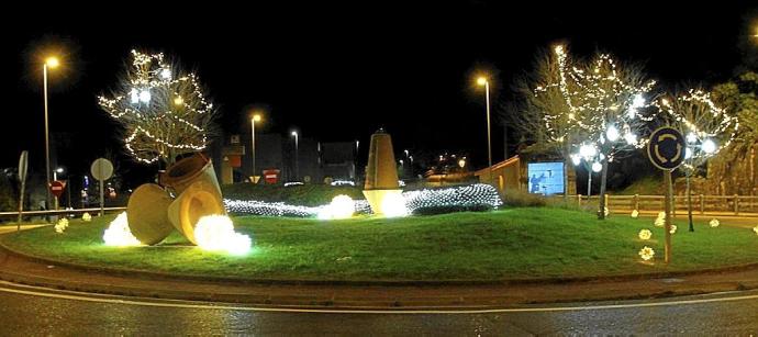 Iluminación navideña instalada en la rotonda de la N-634 a su paso por Mendaro.