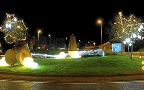 Iluminación navideña instalada en la rotonda de la N-634 a su paso por Mendaro.