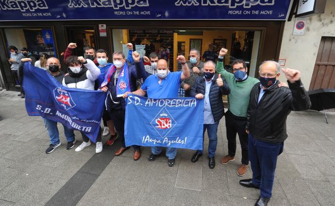 Aficionados del 'rodillo blue' posan en las calles en Amorebieta.