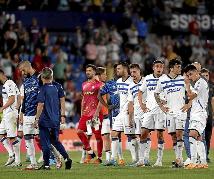 Casi medio millar de aficionados partieron a primera hora de la mañana rumbo a Valencia con el objetivo de infundir ánimos al Alavés, teñidos de albiazul y con la esperanza dibujada en sus rostros. Sin embargo, el largo trayecto terminó en drama y con los