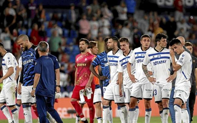 Casi medio millar de aficionados partieron a primera hora de la mañana rumbo a Valencia con el objetivo de infundir ánimos al Alavés, teñidos de albiazul y con la esperanza dibujada en sus rostros. Sin embargo, el largo trayecto terminó en drama y con los