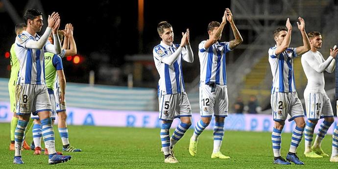 Los jugadores de la Real saludan a la afición desde el césped de Anoeta, tras caer eliminados de la Copa por el Betis de Quique Setién. Foto: R. Plaza