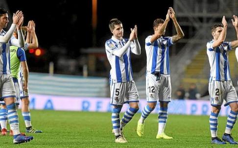 Los jugadores de la Real saludan a la afición desde el césped de Anoeta, tras caer eliminados de la Copa por el Betis de Quique Setién. Foto: R. Plaza