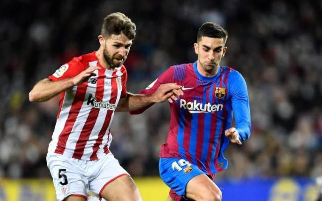 Yeray Álvarez trata de controlar un balón ante la presencia de Ferran Torres.