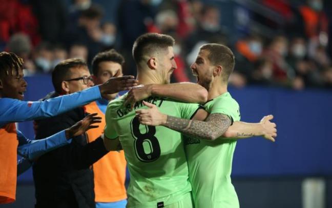 Iñigo Martínez y Sancet celebran uno de los goles del de Mendillorri. Iñigo Martínez y Sancet celebran uno de los goles del de Mendillorri.