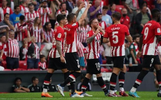 Los jugadores del Athletic se abrazan a Berenguer, autor del primer gol.