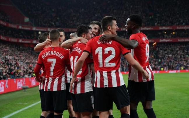 Los jugadores del Athletic hacen piña para celebrar uno de los goles.