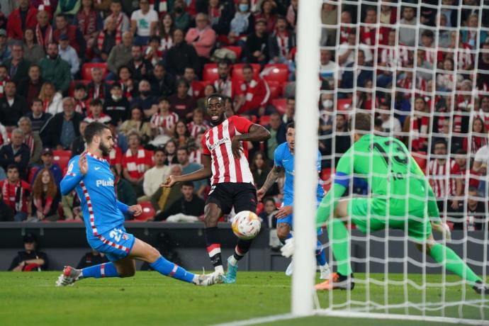 Iñaki Williams, en la acción del primer gol.